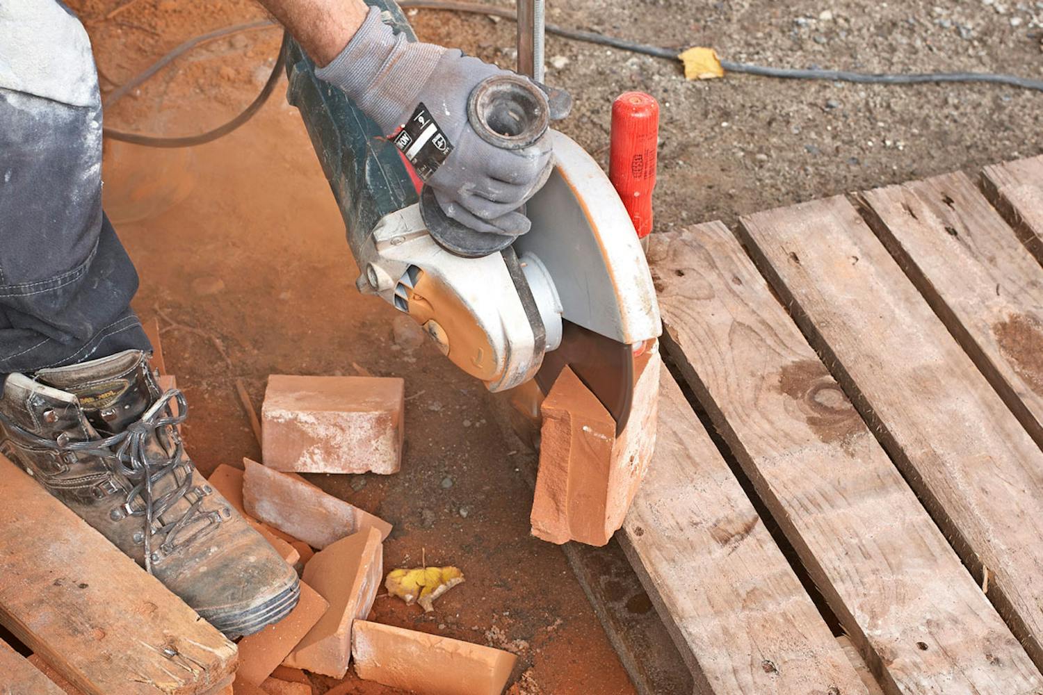 Hvordan lager jeg skrå snitt i murstein?